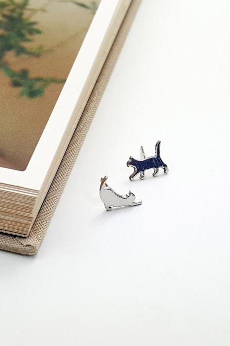 Stretching Cat stud earring in Silver | Minimalist Animal Jewelry