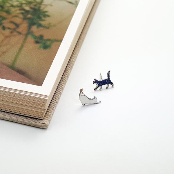 Stretching Cat stud earring in Silver | Minimalist Animal Jewelry